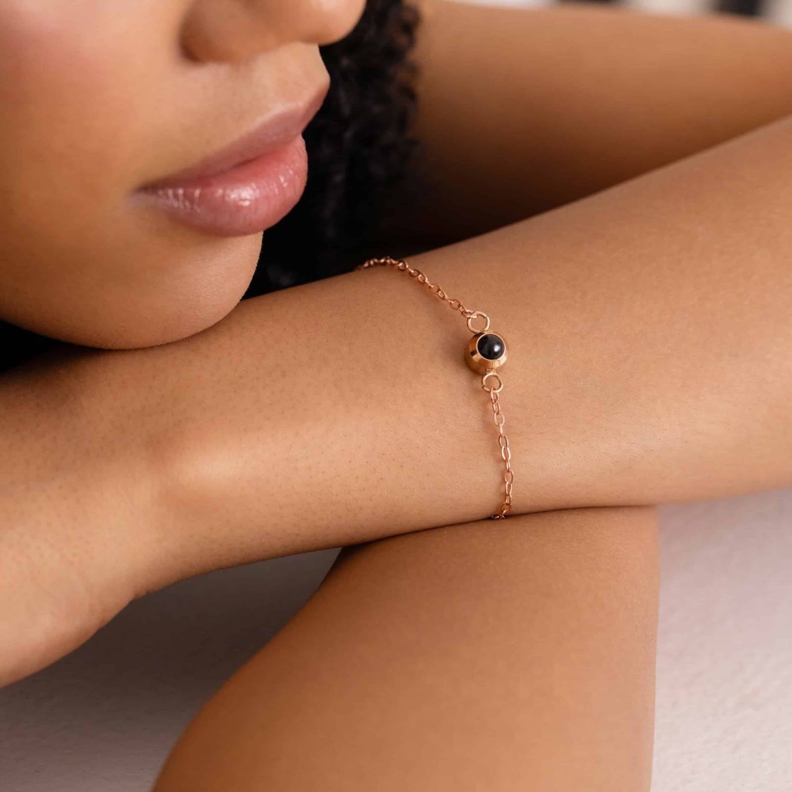 Cross Chain round Projection Bracelet
